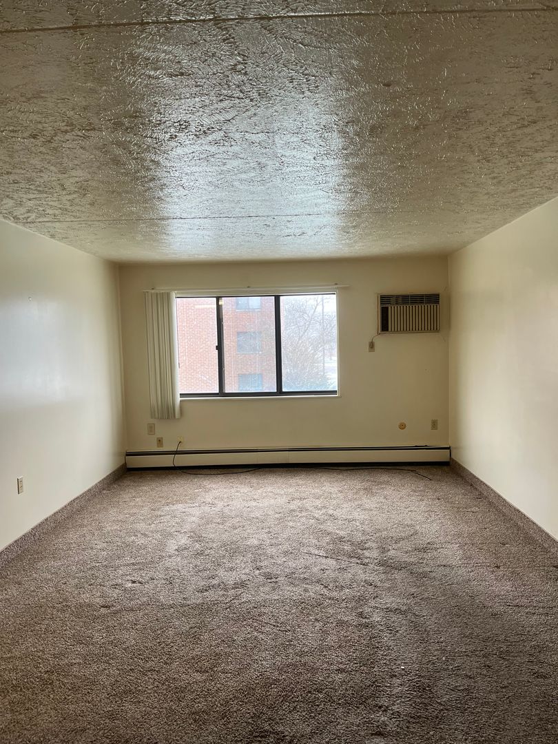 Sharon Apartment: 275- 335 Sterling Ave