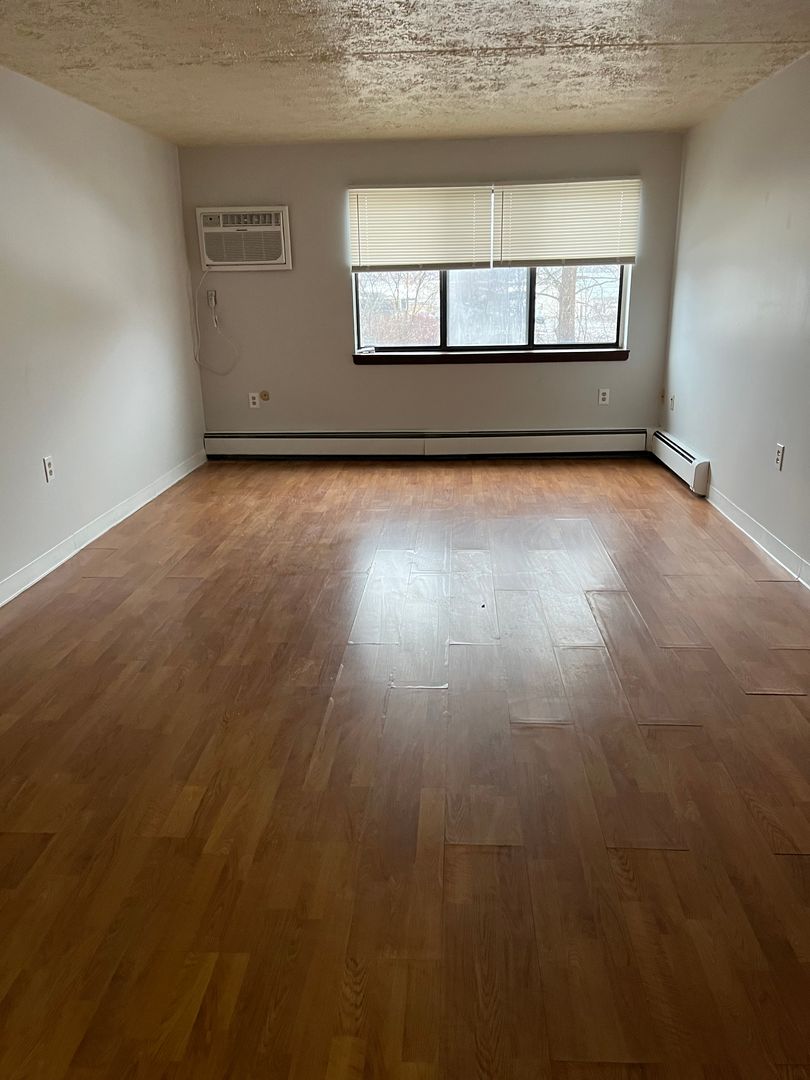 Sharon Apartment: 275- 335 Sterling Ave
