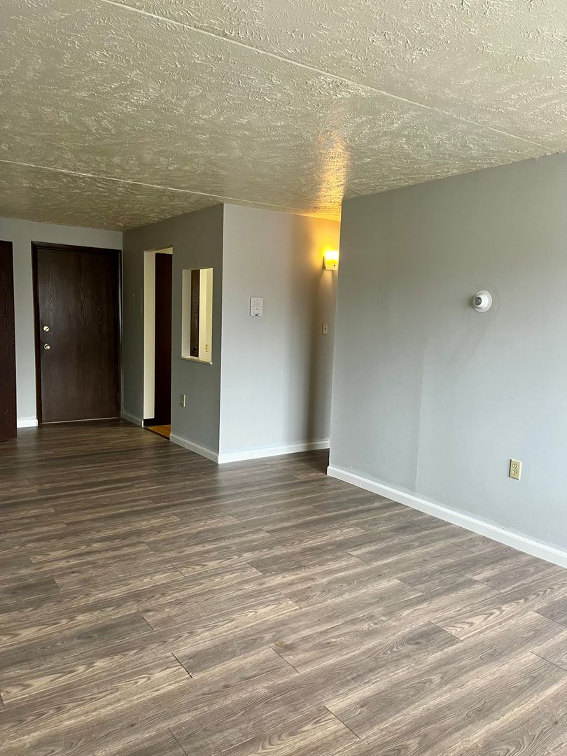 Sharon Apartment: 275- 335 Sterling Ave