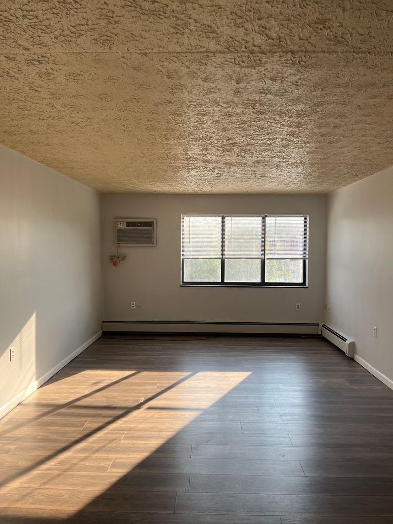 Sharon Apartment: 275- 335 Sterling Ave