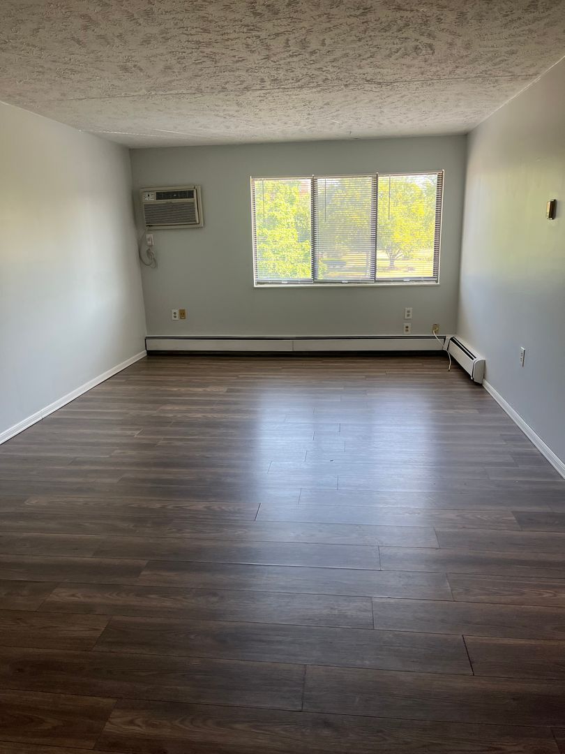 Sharon Apartment: 275- 335 Sterling Ave