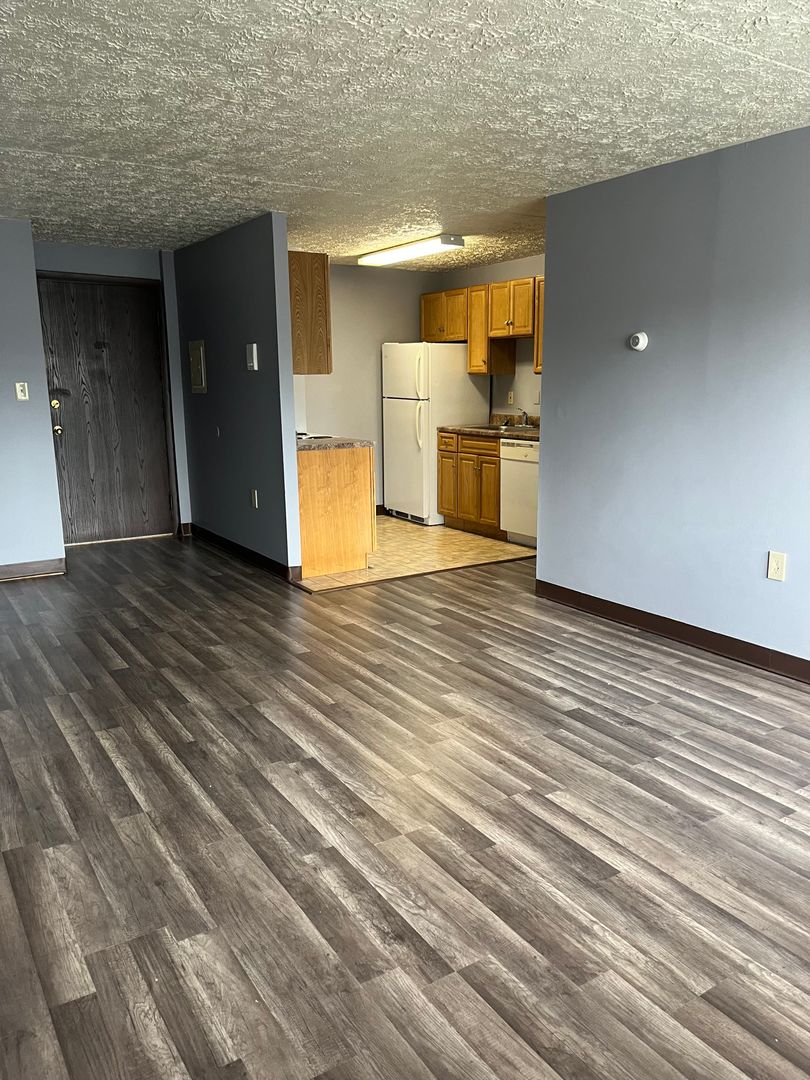 Sharon Apartment: 275- 335 Sterling Ave