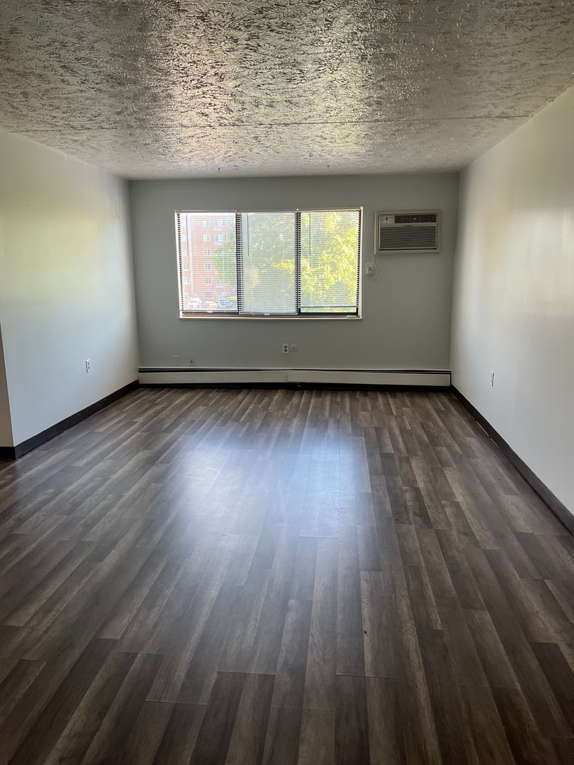 Sharon Apartment: 275- 335 Sterling Ave