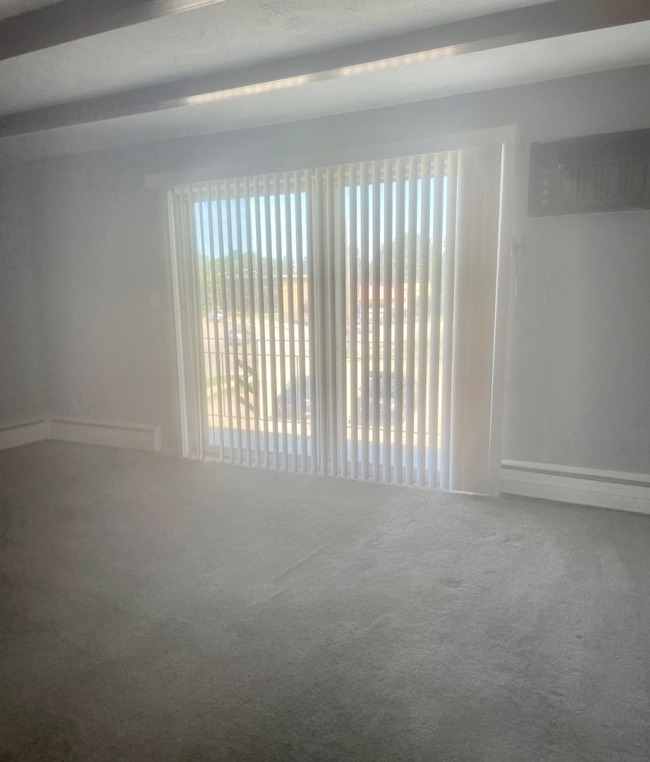 Cleveland Apartment: 17572 Lake Shore Blvd.