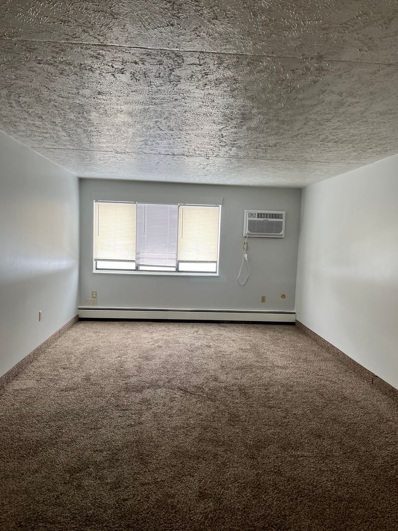 Sharon Apartment: 275- 335 Sterling Ave