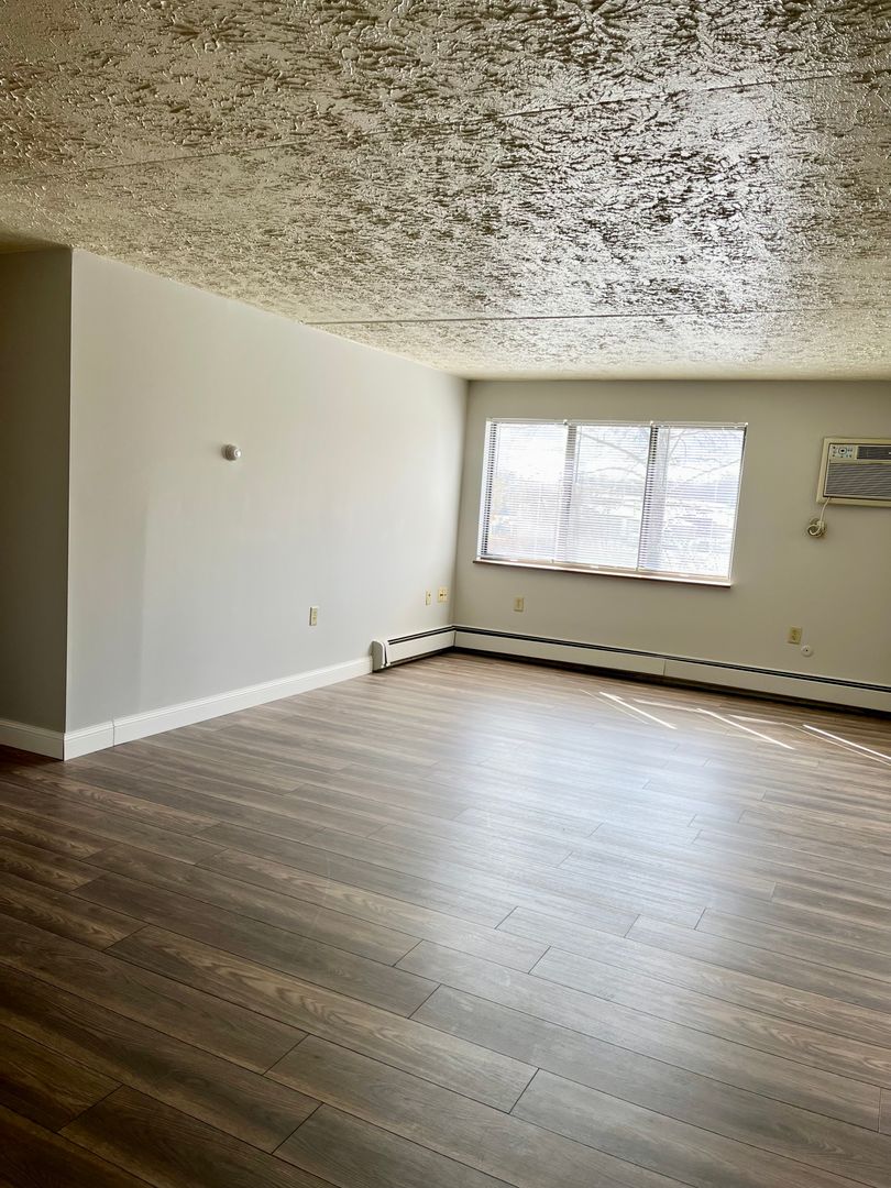 Sharon Apartment: 275- 335 Sterling Ave