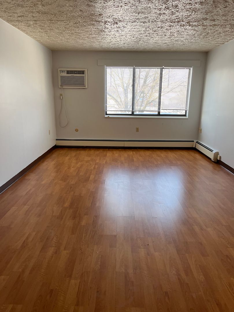 Sharon Apartment: 275- 335 Sterling Ave