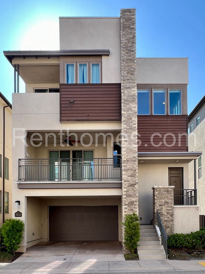 San Diego House: 15113 Lincoln Loop