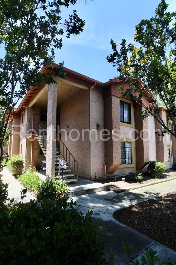San Diego House: 12051 Alta Carmel Court #199