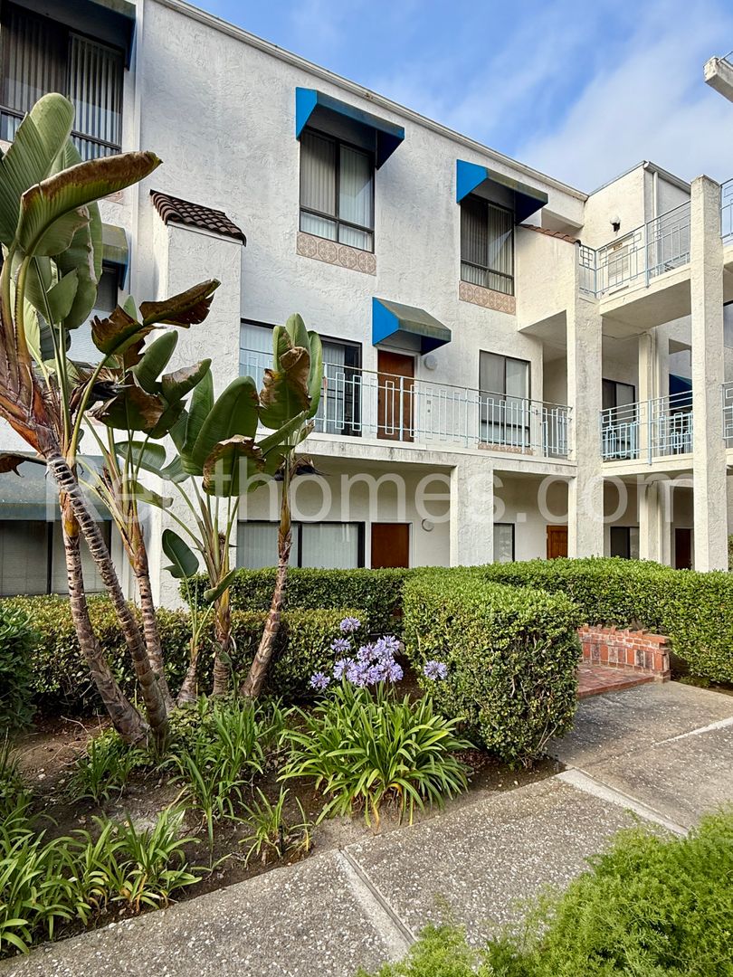 San Diego Condo: 8320 Regents Road #1-H