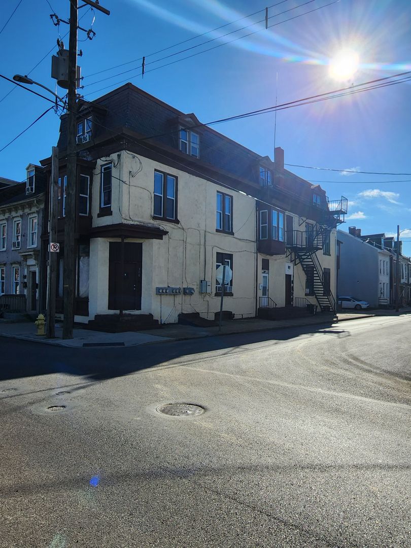 YORK Apartment: 300 CHESTNUT STREET