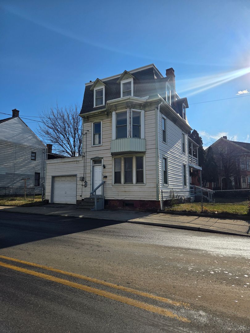 YORK House: 648 E. PRINCESS STREET