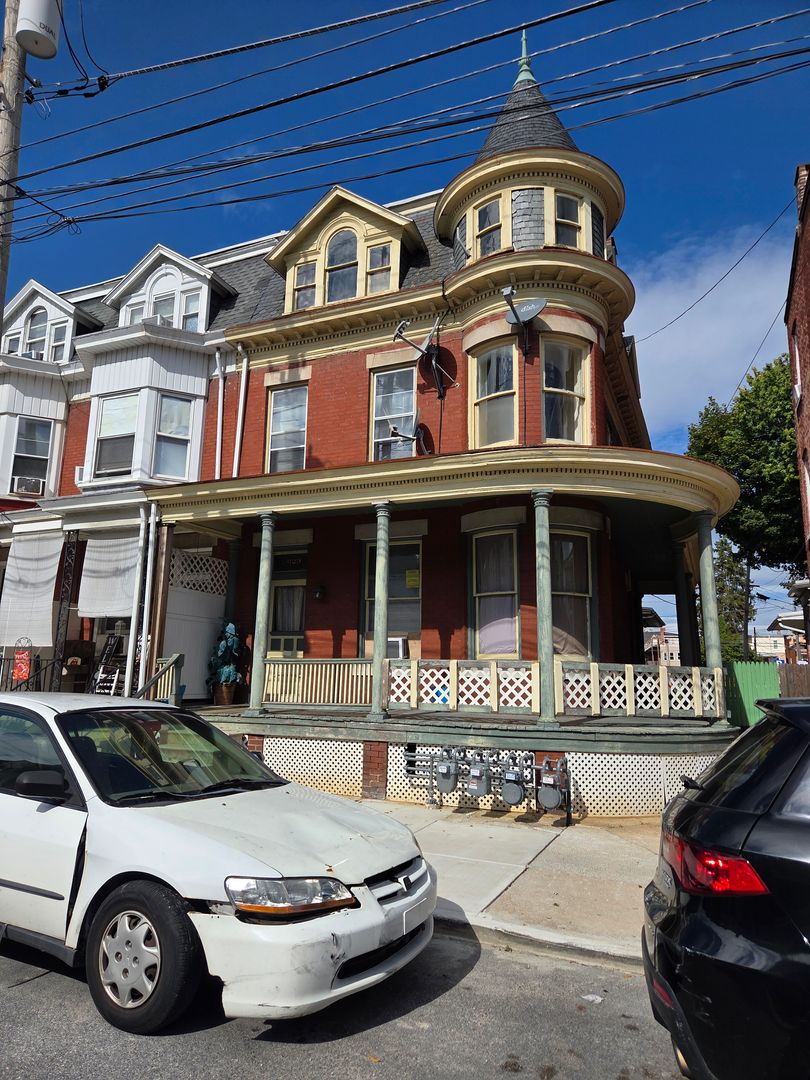 YORK Apartment: 623 W. KING STREET