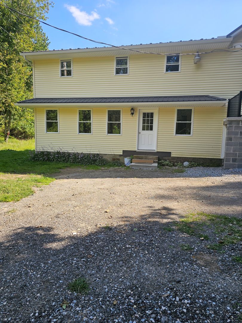 STEWARTSTOWN House: 13701 MOUNT OLIVET RD.