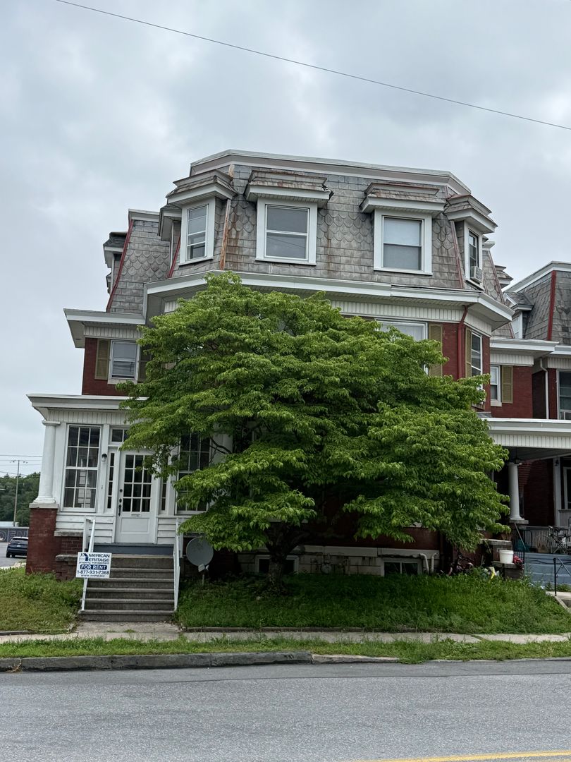 CHAMBERSBURG House: 49 W. COMMERCE STREET