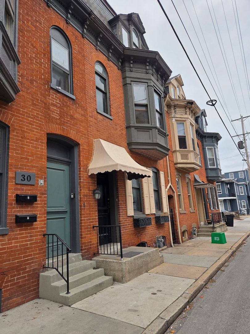 YORK House: 28 S. HARTLEY STREET