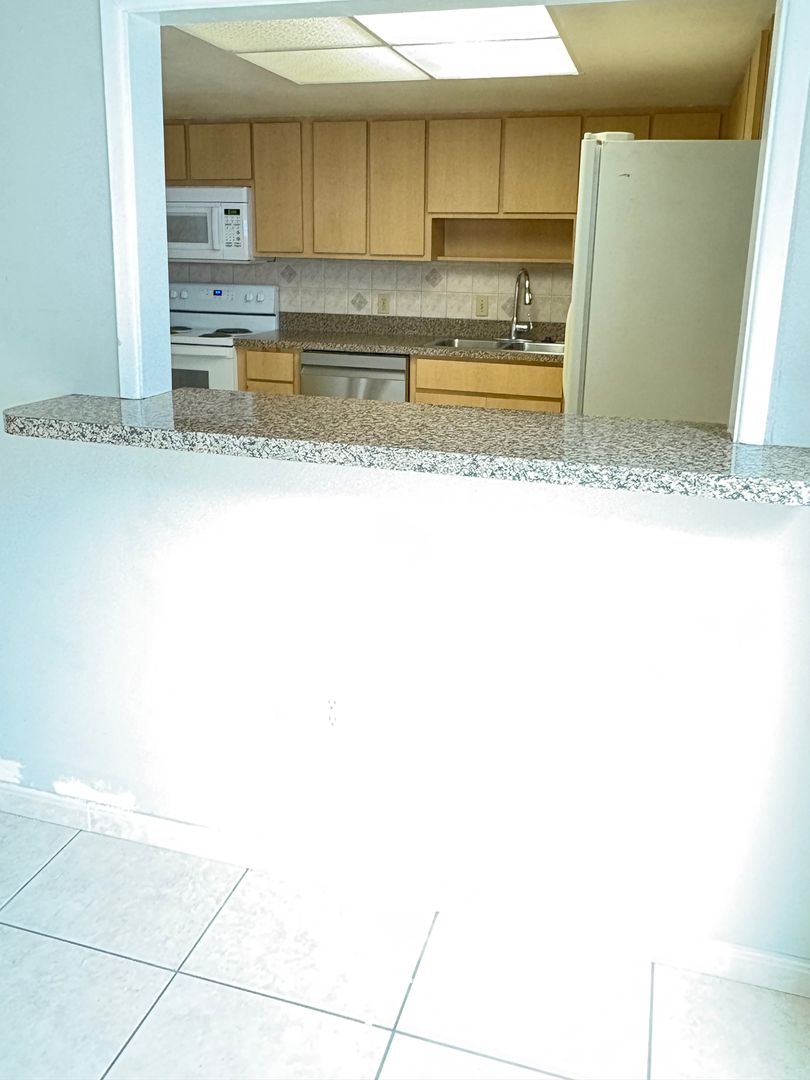 Casselberry Townhome: 166 Lago Vista