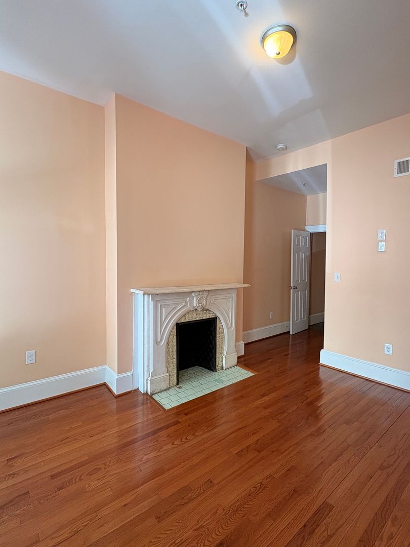 Baltimore Apartment: 2029 Saint Paul St