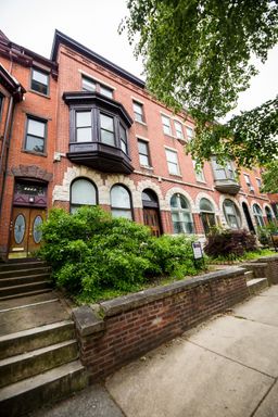 Spacious 2bd/1ba in Bolton Hill w/ W/D in Bldg! Available now – photo 1