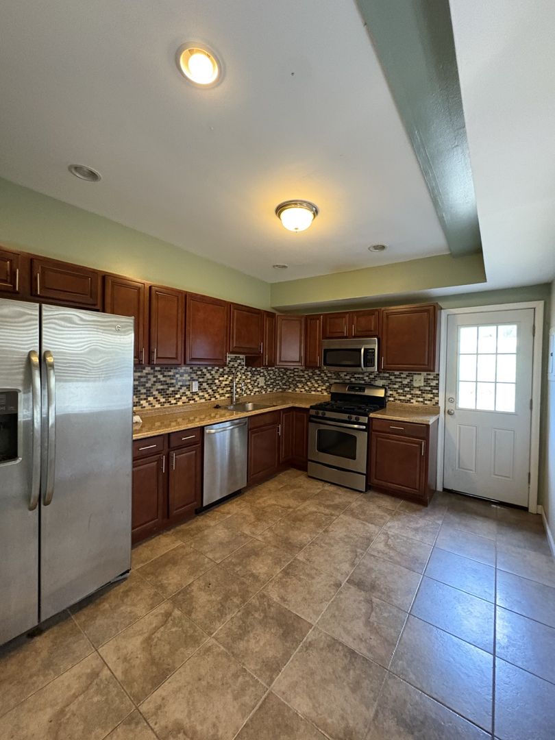 Baltimore Apartment: 2030 E Baltimore St