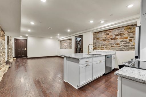 Must see! Bolton Hill 2bd/1ba fully renovated with CAC, W/D and more! Available 9/10!! – photo 1
