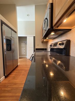 Very Nice & Spacious Downtown 2bd/2.5ba with CAC, W/D and more. Available now! – photo 1