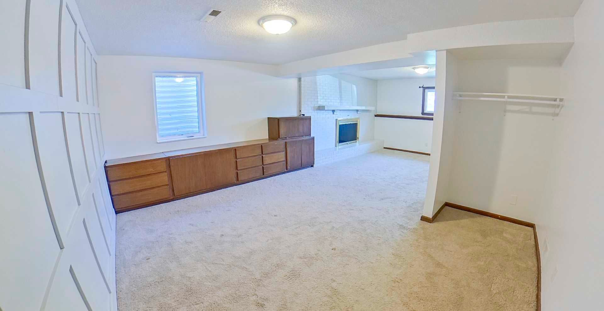 Manhattan House: 404 Cherry Cir.