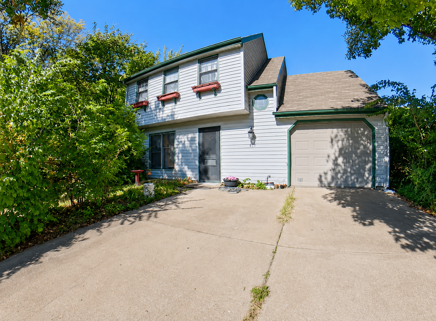 Manhattan House: 317 Orchard Cir