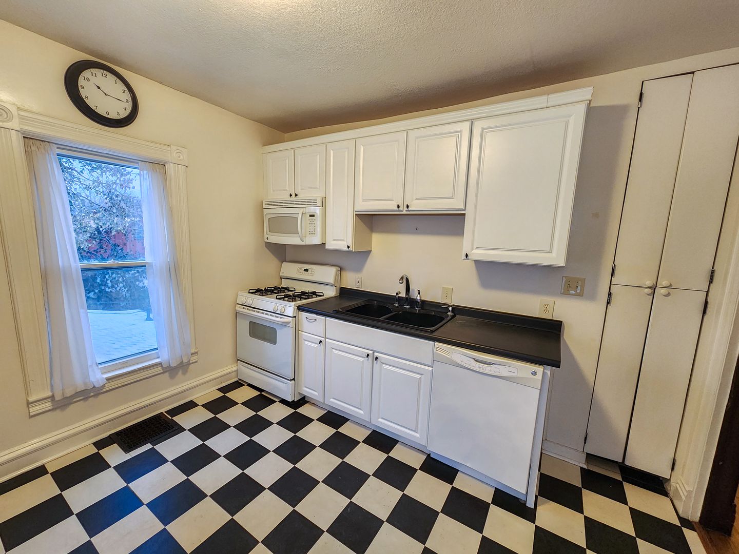 Manhattan Apartment: 829 Humboldt St