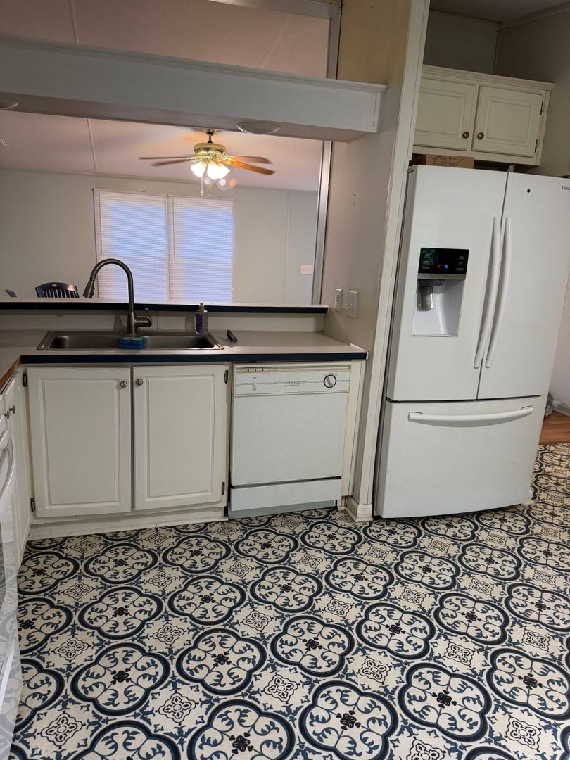 Abingdon House: 15450 Black Hollow Rd.