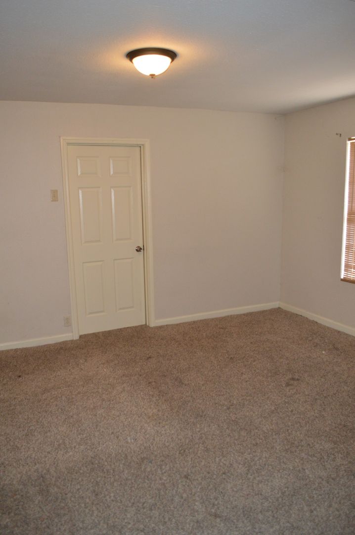 Charming 3 bed 2 bath right off Commerce and Callaghan Rd