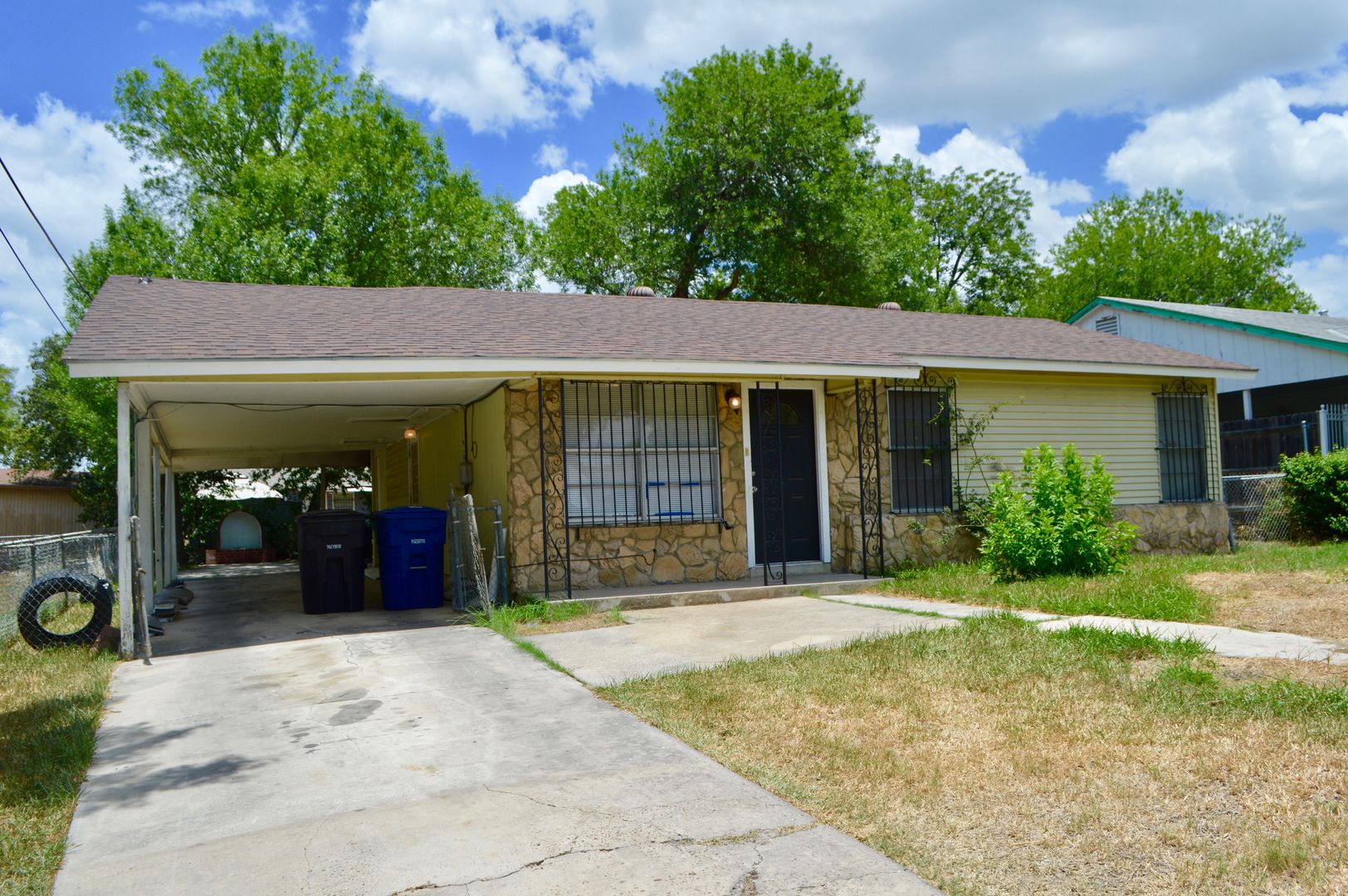 Charming 3 bed 2 bath right off Commerce and Callaghan Rd