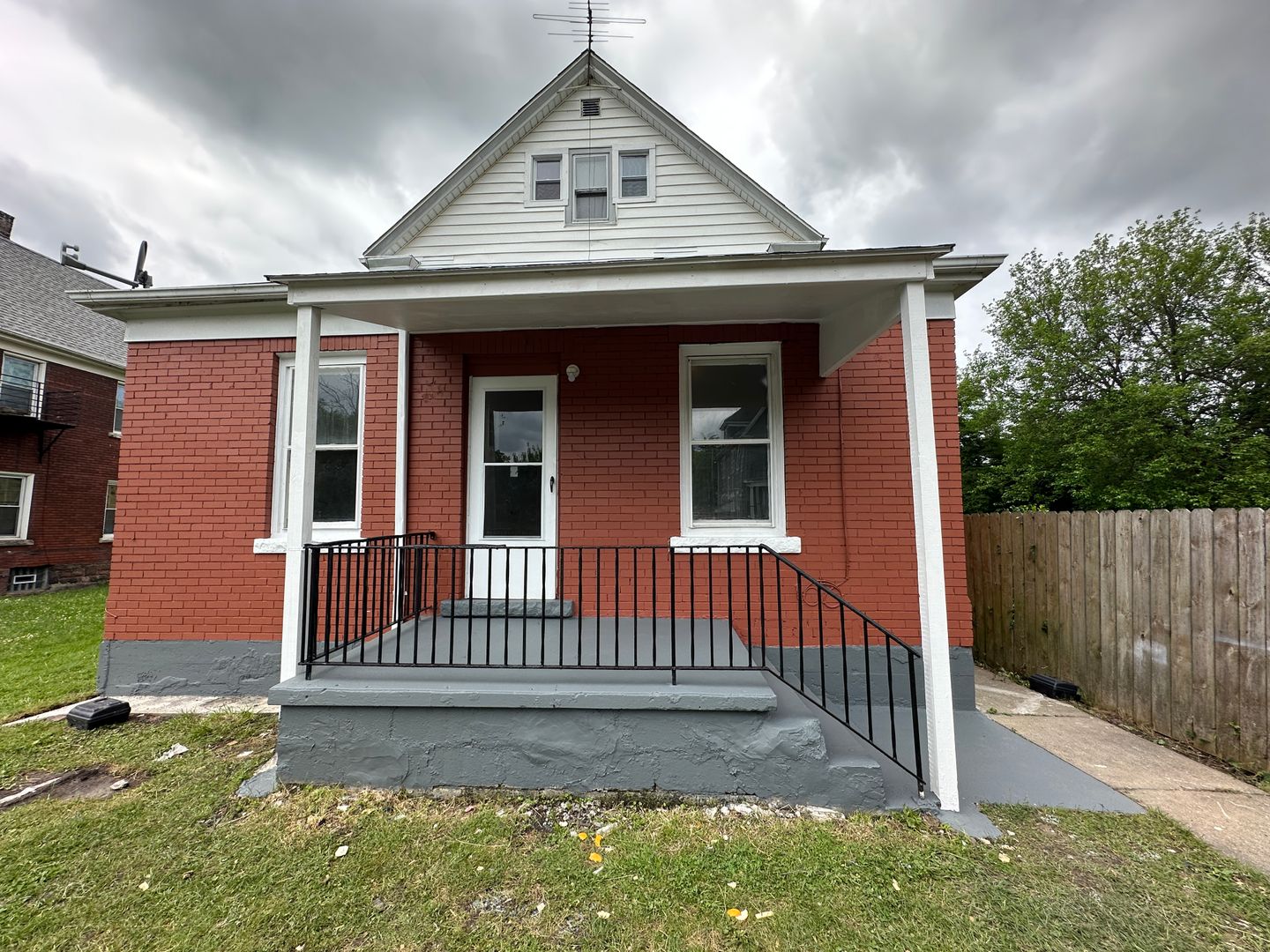 Niagara Falls Apartment: 1921 Falls St