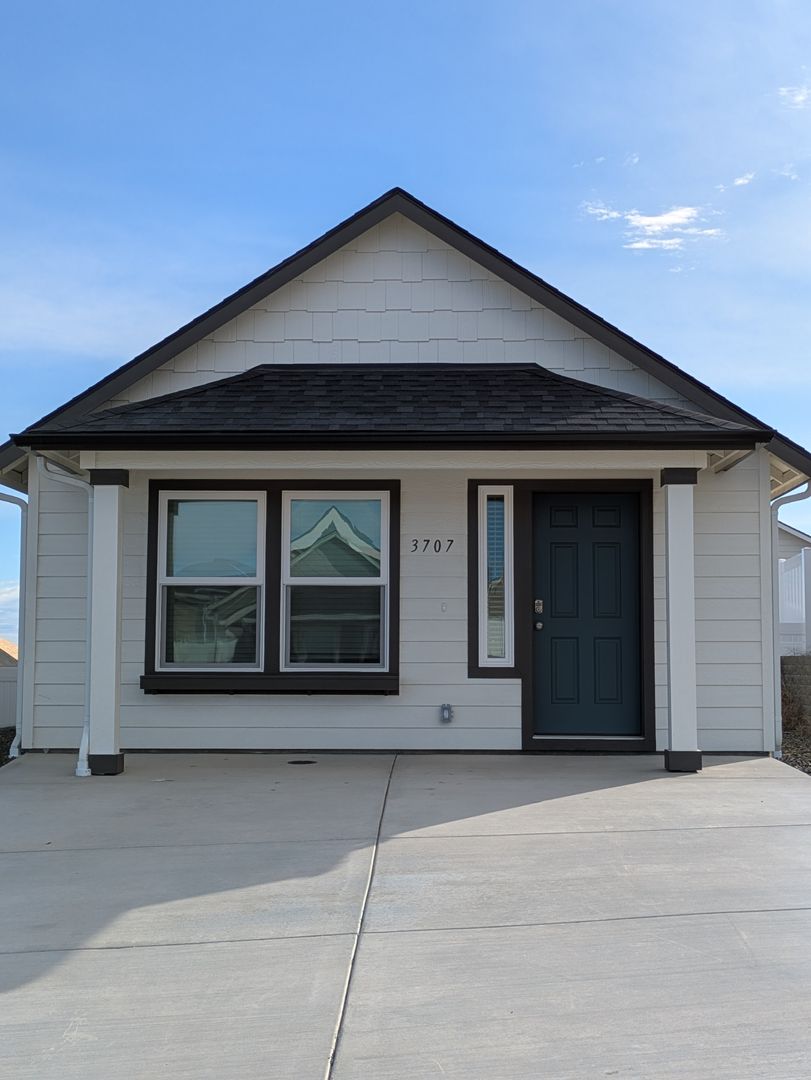 Kennewick House: 3707 S Quay St