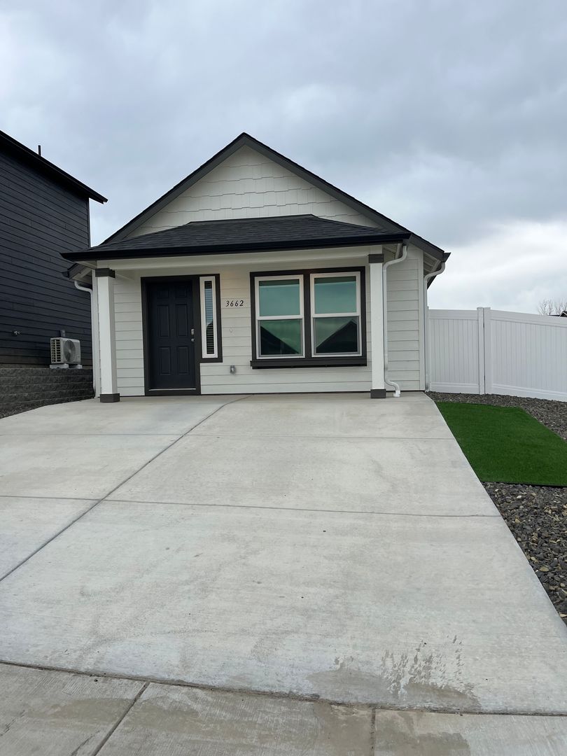 Kennewick House: 3662 S Penn Pl