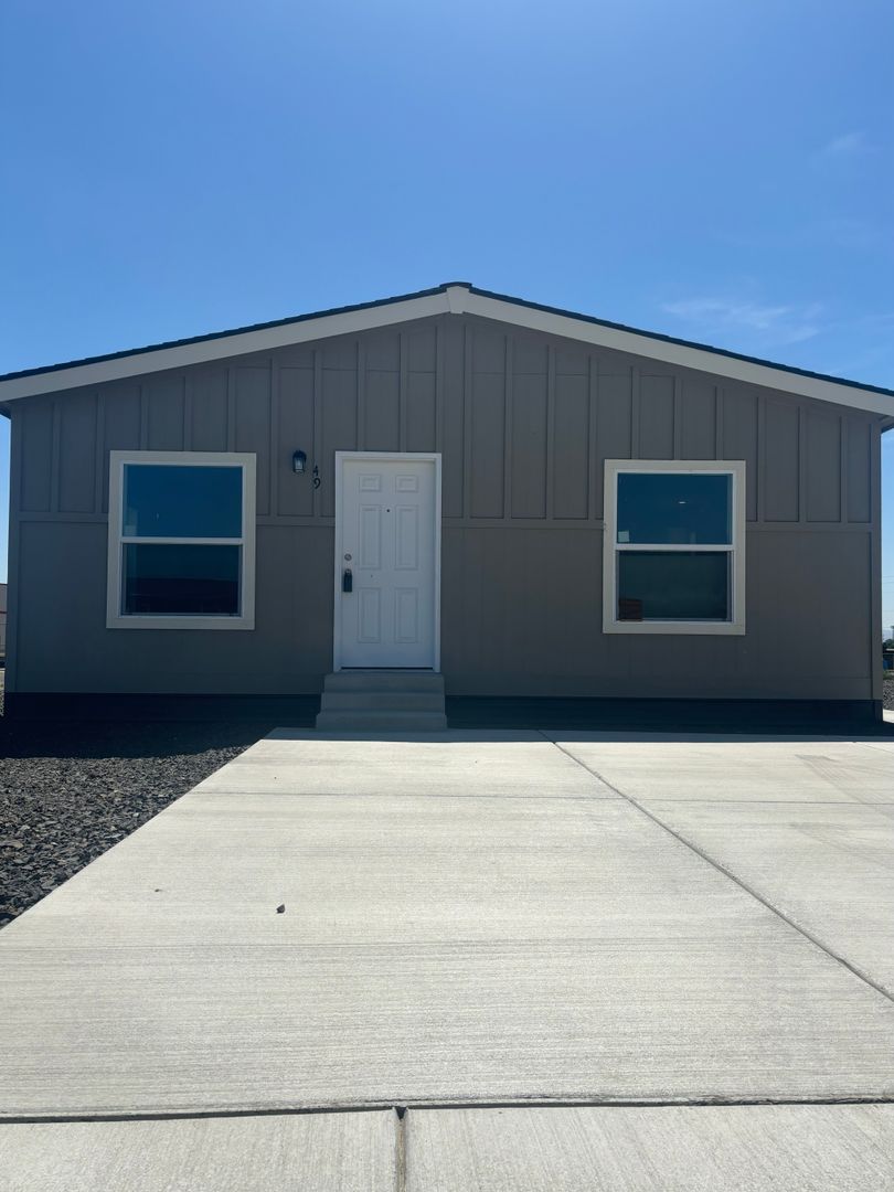 Sunnyside House: 2681 E Edison Ave