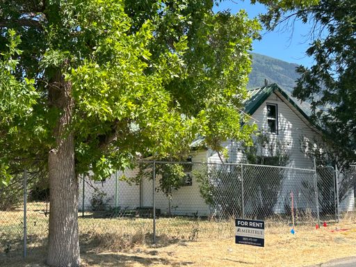 3 Bedroom 1 Bathroom Home in Salem w/ Horse Property