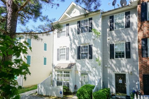 Three Bedroom END unit Townhome! – photo 1