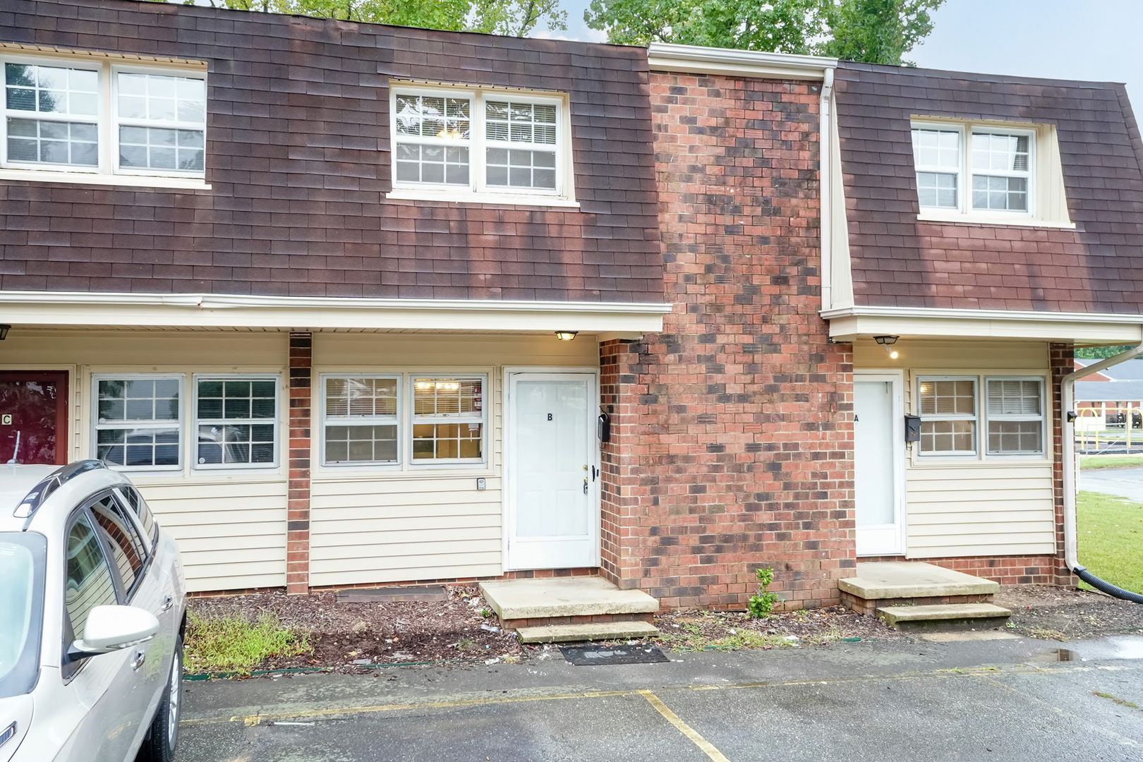 Burlington House: 718 Shawnee Drive