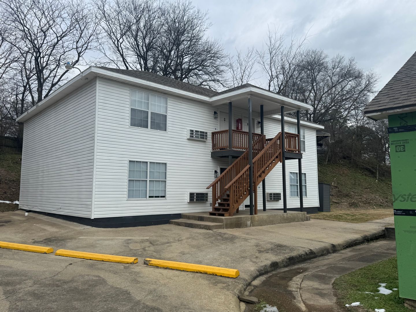 Van Buren Apartment: 323 S 12th St