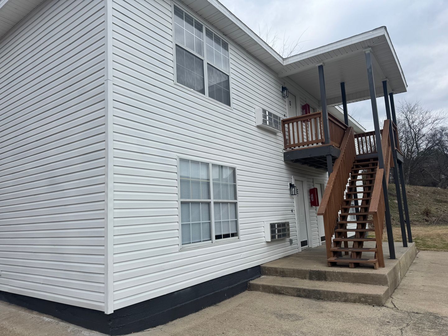 Van Buren Apartment: 323 S 12th St