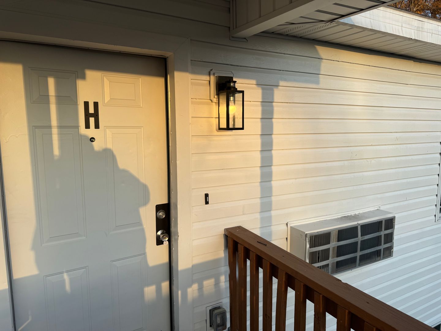 Van Buren Apartment: 323 S 12th St