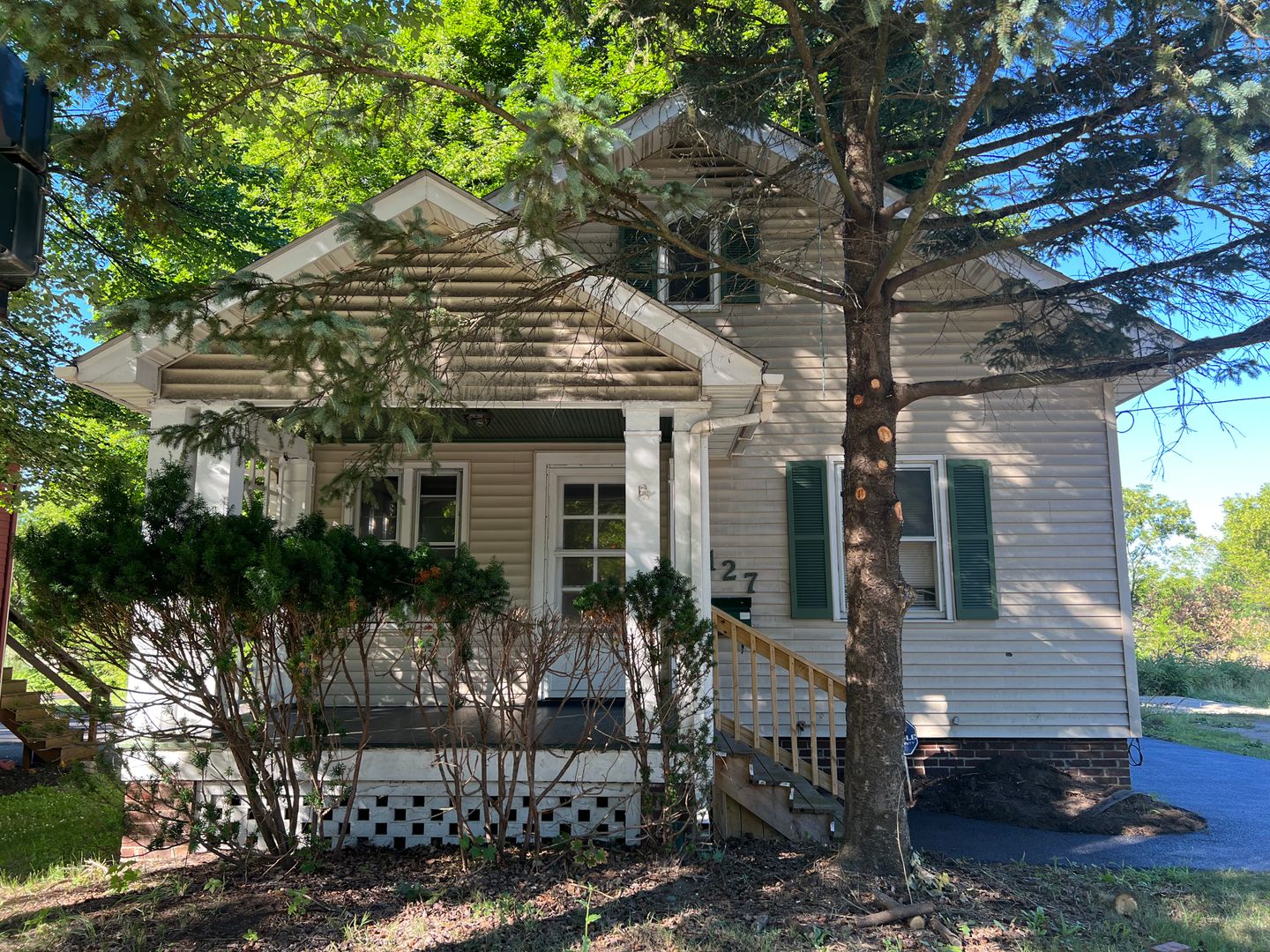 Victor House: 127 W Main St