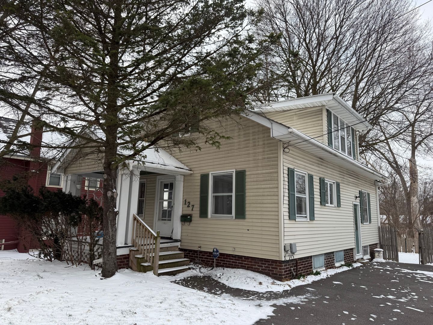 Victor House: 127 W Main St