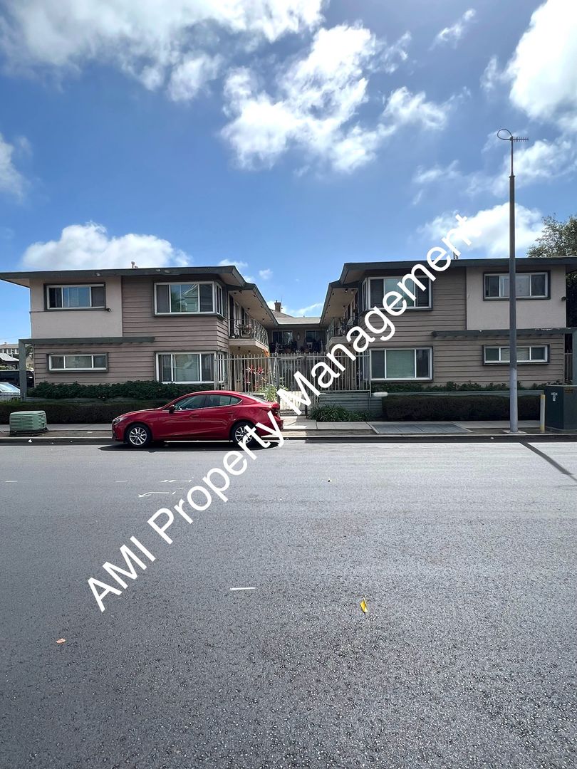 SAN DIEGO Apartment: 2581 1/2 BROADWAY