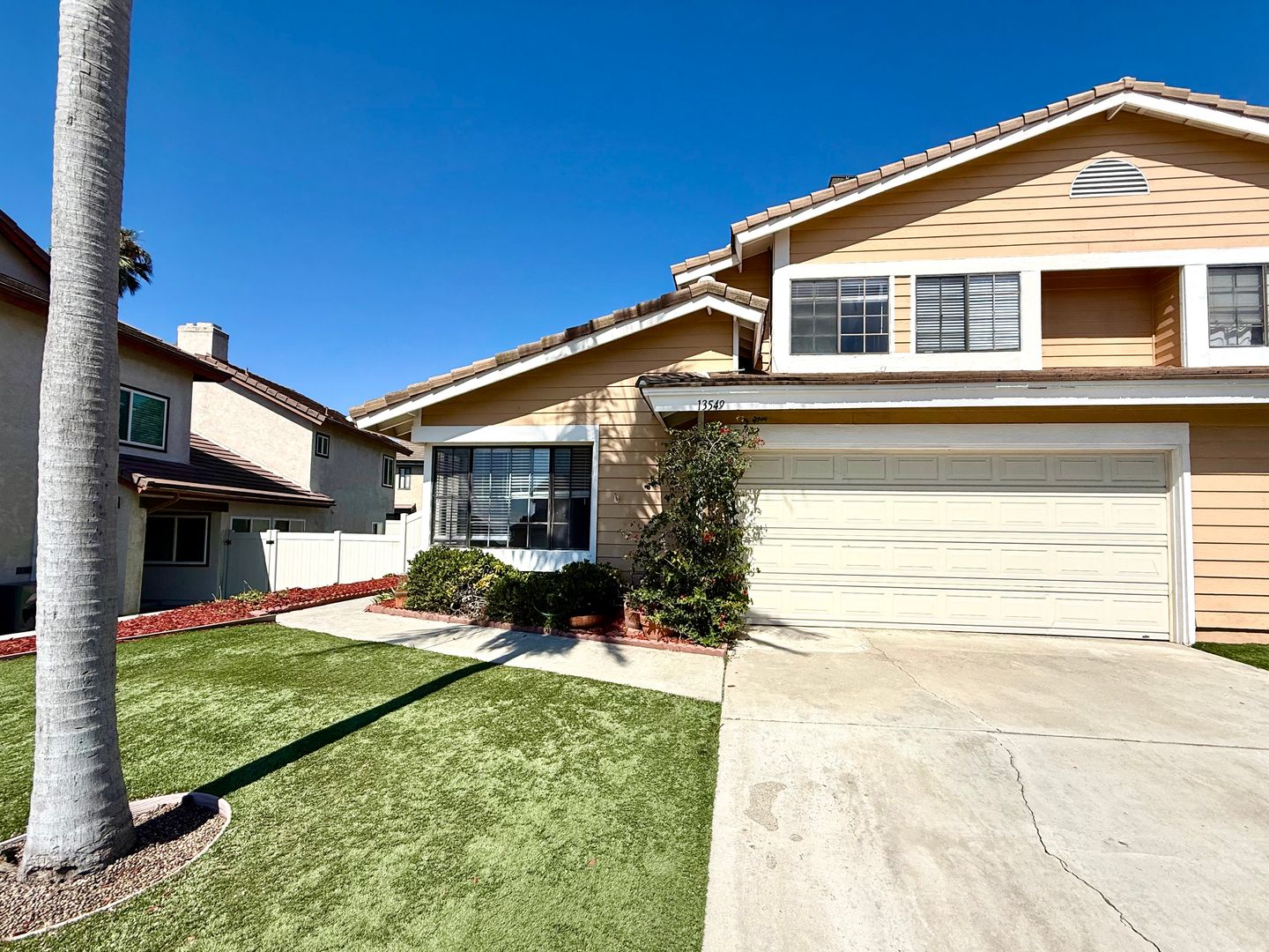 San Diego House: 13549 Hike Ln