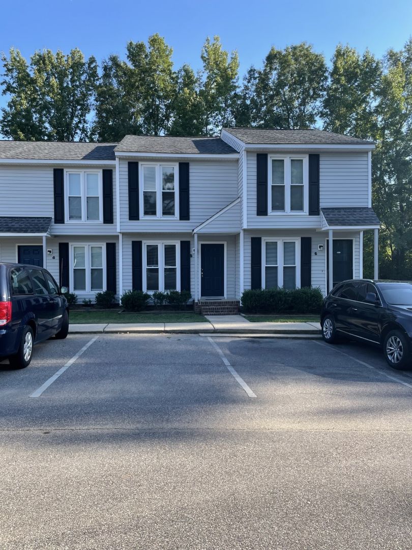 Wendell Townhome: 210 S. Hollybrook Road #5