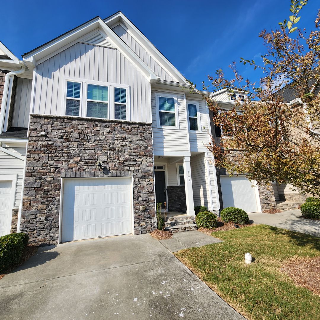 Durham Townhome: 1424 Southpoint Trail
