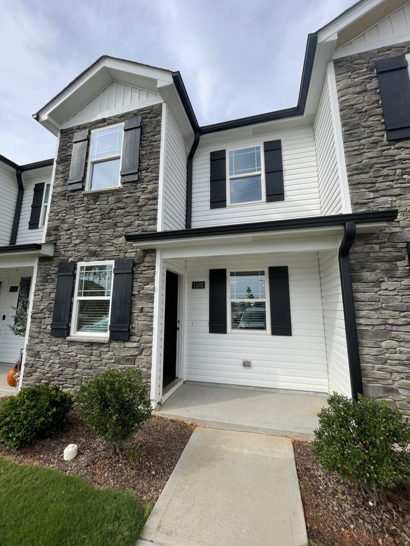 2 bd 2.5 ba townhome