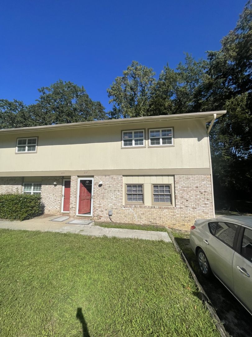 3 bd 1.5 ba townhouse 